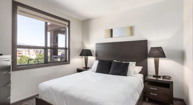 Corner Unit With Lakeview at Playa #402, Buchen Sie Ferienwohnung Kelowna British Columbia