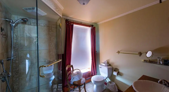 Четырёхместный номер Standard Auberge Mr James