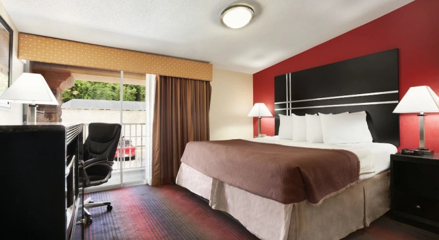 Двухместный номер Business с балконом Howard Johnson by Wyndham North Plainfield