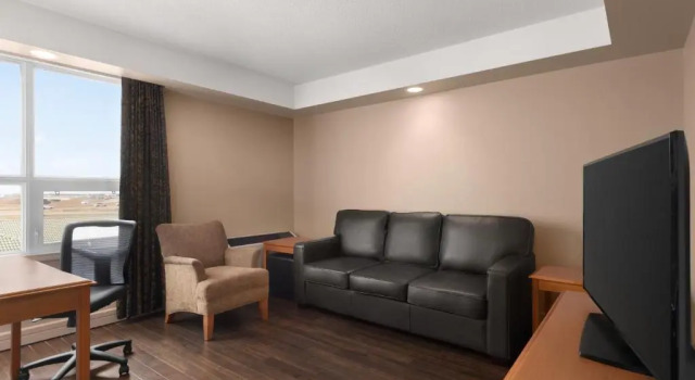 Люкс Superior Royal Hotel Edmonton Airport Trademark Collection By Wyndham