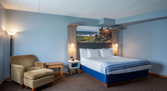 Двухместный люкс Superior c 1 комнатой AmericInn by Wyndham Eau Claire