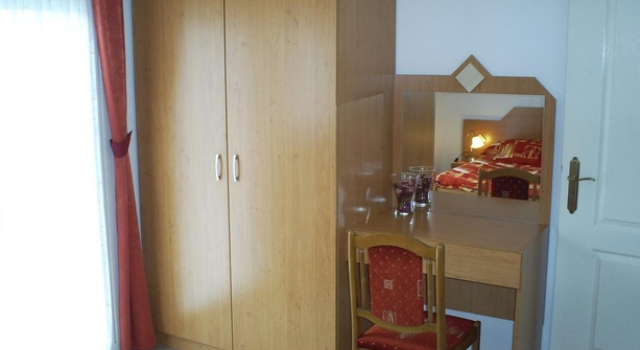 Andrea Apartmanok, Book Hotel Hoteller i Western Transdanubia med parkering, Parkering