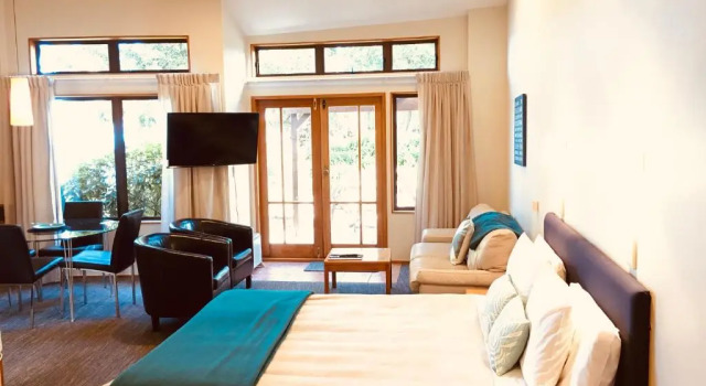 Семейный номер Standard с видом на озеро Cascades Lakefront Motel