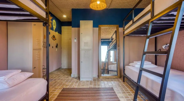 Кровать в общем номере (женский номер) Отель Selina Cancun Laguna Hotel Zone