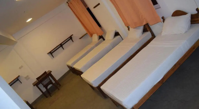 Кровать в общем номере Nil Diya Beach Resort