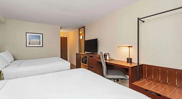 Четырёхместный номер Standard Цокольный этаж Comfort Inn Cambridge - Highway 401