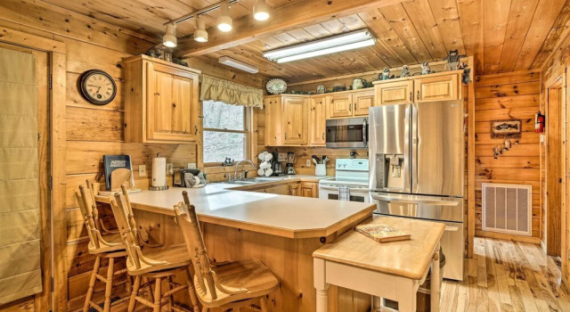 Коттедж Wraparound Deck & Hot Tub: Cabin in Sevierville
