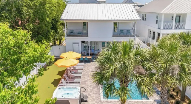 Villa Near Beach w/ Pool & Outdoor Dining Bohemian Beach Retreat by Avantstay, Rezerwuj Willa Hotele w Emerald Coast z parkingiem, Parking