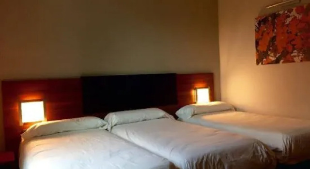 Трёхместный номер Hotel Restaurante El Valles 4 ESTRELLAS