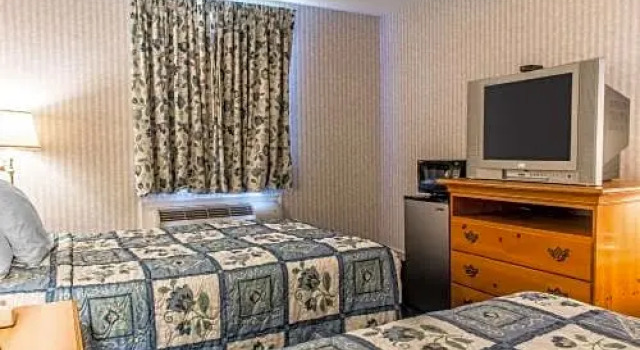 Четырёхместный номер Standard Rodeway Inn Amish Country