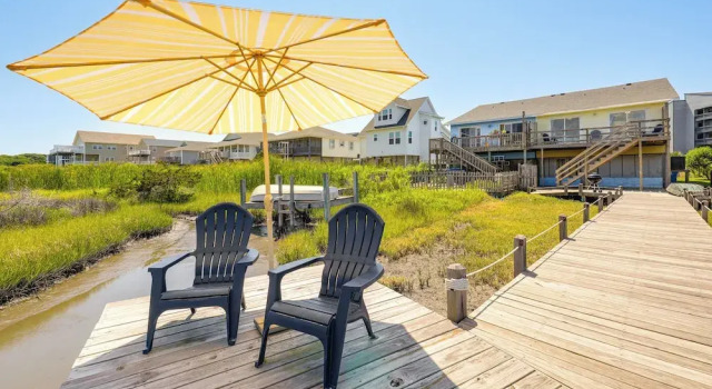 Апартаменты с 3 комнатами с балконом North Topsail Beach Townhome: Walk to the Beach!
