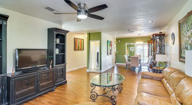 Pompano Beach Bungalow w/ Private Pool!, Rezerwuj Dom wakacyjny Hotele w Broward County z parkingiem, Parking
