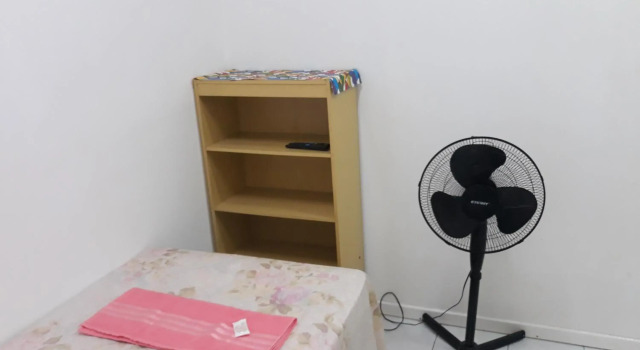 Apto 12 Kitnet pequena NOVA Térreo Ar Cond Microondas Frigobar Tv Banheiro Excelente para 1 pessoa Barato Centro Praia