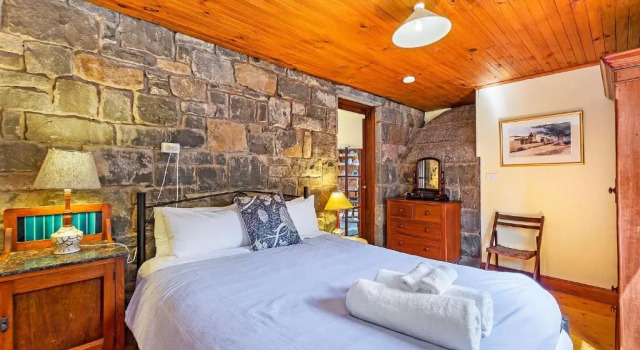 Breakfast Creek Cottage - Central bluestone cottage