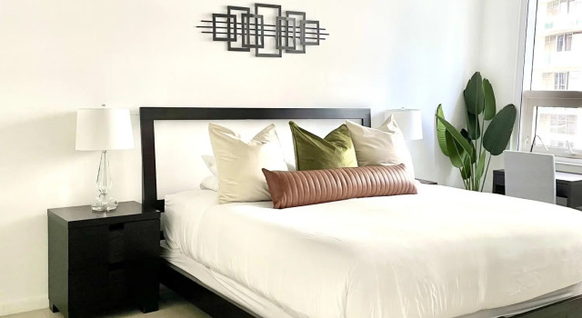 City Condo - In Midtown with pool and parking
