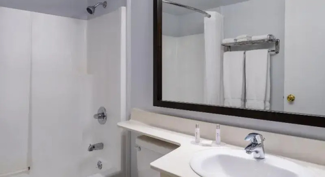 Семейный номер Standard Travelodge Suites by Wyndham Saint John