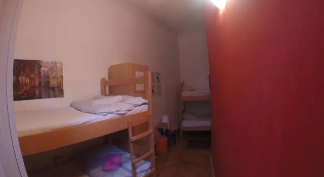 Кровать в общем номере Habitat Hostel