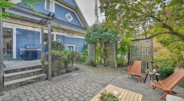Stunning Queen Anne House w/ Private Patio!, Забронировать Отель Отели Сиэтла 3 звезды, рядом с Кинотеатр SIFF Cinema Uptown, 3*