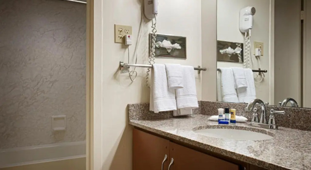 Люкс с 2 комнатами с видом на бассейн Best Western State Fair Inn
