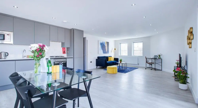 Семейные апартаменты Hybrid Resi - Uxbridge, On-site CAR or VAN parking, near London Heathrow Airport