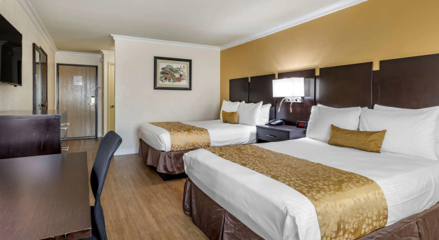 Четырёхместный номер Standard Best Western Plus South Bay Hotel