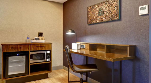 Двухместный полулюкс Four Points by Sheraton St. Catharines Niagara Suites