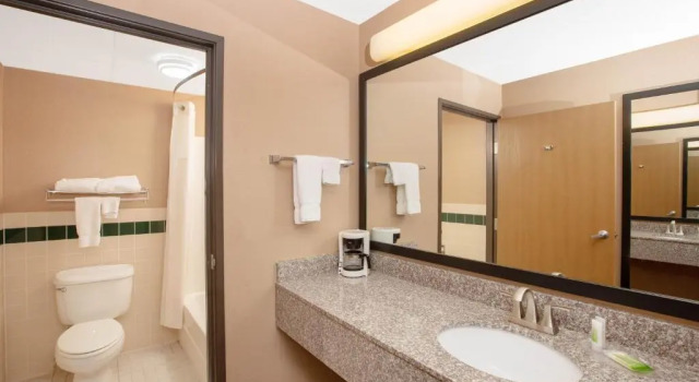 Номер Standard AmericInn by Wyndham Coralville