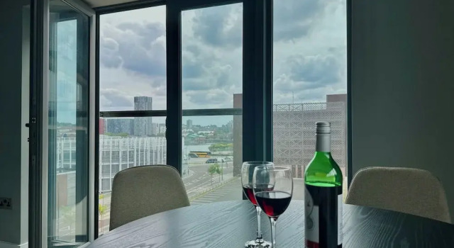 Апартаменты Deluxe Monarchs Quay Arena Apartments by Happy Days