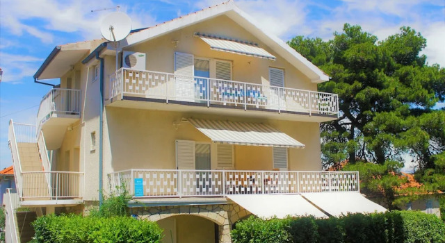 Great Location in Biograd, Large Terrace and 200m to the Beach! 2 Guests, Забронировать Апартаменты/квартира Отели Биоград-на-Мору с парковкой, рядом с Частный Пляж «Кемп Сенди», Парковка