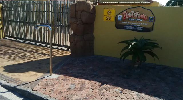 Кровать в общем номере Flintstones Guest House Cape Town