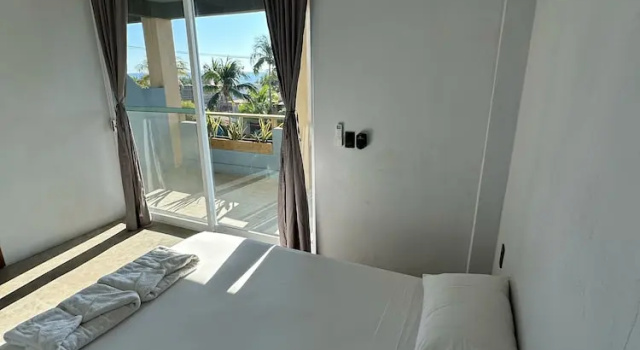 Двухместный номер Deluxe с балконом Straw Hat Surf Hostel & Bar