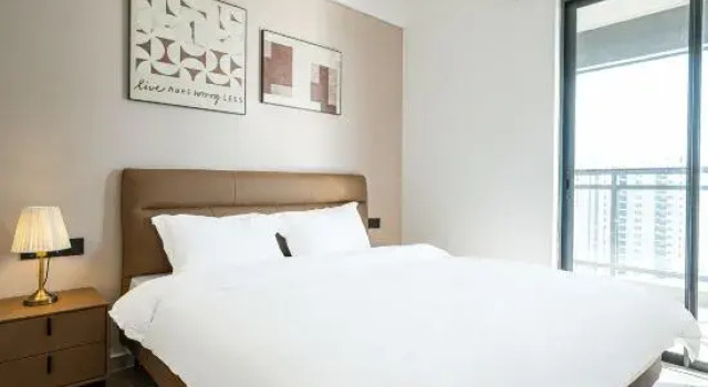 Люкс с 2 комнатами с балконом и с видом на море Zhonghai Vacation Homestay (Shantounan Railway Zhonghai Golden Coast Water Park)