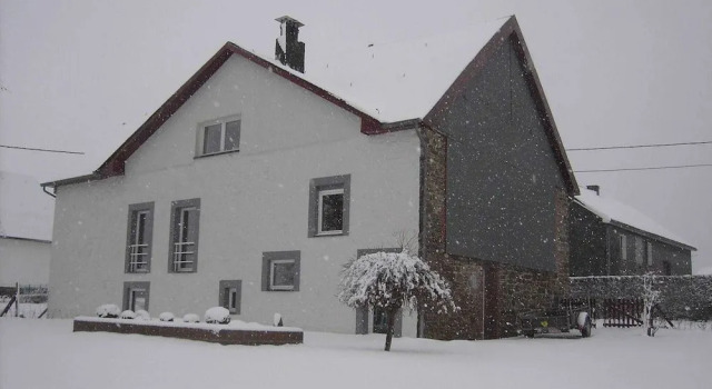 Group House With 3 Apartment for Family, Rezervasyon Daire Amel Liege