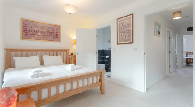 Modern 3 Bedroom Duplex Apartment in Stepney