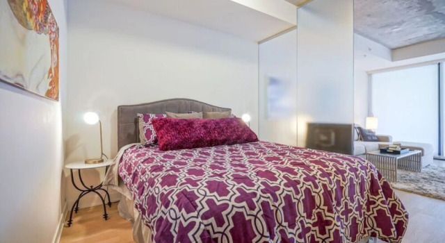 Spectular 1BR Condo in Hot King West, Varaa Hotelli Toronto 