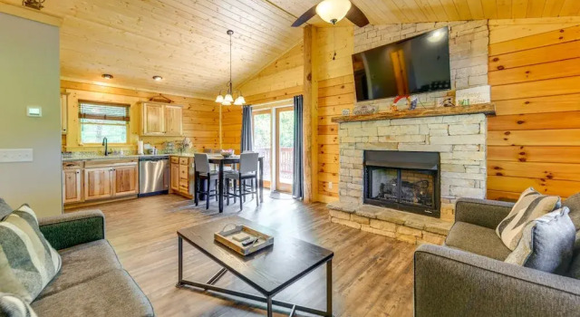 Коттедж с 2 комнатами Maggie Valley Cabin 4 Mi to Cataloochee Ski Area!