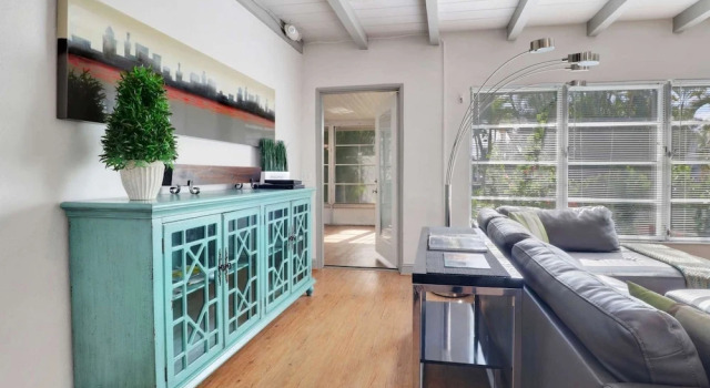 Flamingo Street Bungalow, Walk to Beach