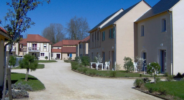 Colorful home in a castle-rich setting in Périgord, Rezerwuj Hotel Hotele w Montignac z basenem, Basen