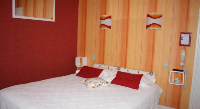 Четырёхместный номер Standard Hôtel Restaurant Le Grillon