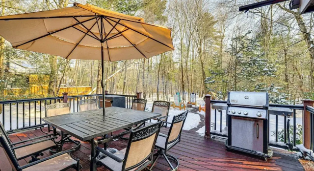 Коттедж Lake Naomi Luxury Home w/ Stream Pool & Fire Pit