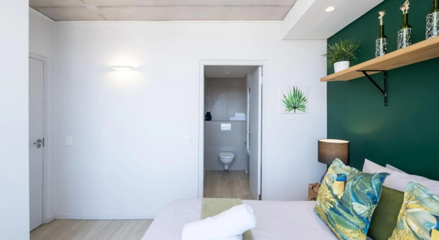 Modern Two Bedroom Unit, Mountain & Harbour Views, Забронировать Отель Отели Cape Peninsula с бассейном, Бассейн