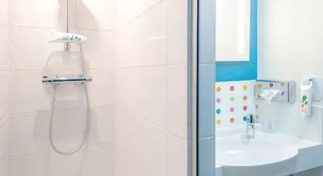 Одноместный номер Standard с балконом ibis Styles Fréjus St Raphael