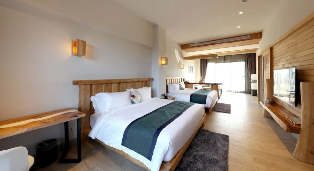 Четырёхместный номер Standard с балконом и с видом на внутренний двор SkyeBay Club