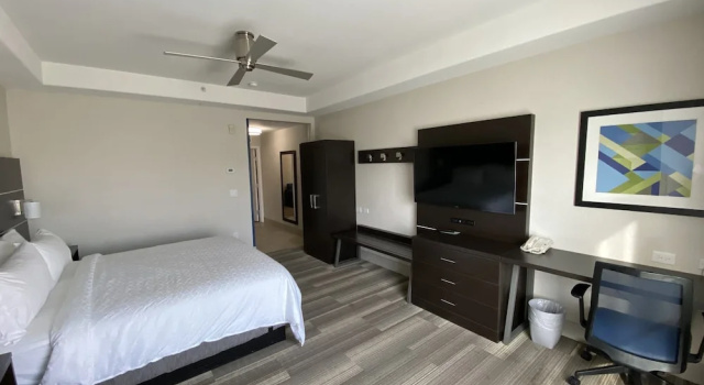 Двухместный номер Standard с балконом и с видом на озеро Holiday Inn Express & Suites El Dorado Hills by IHG
