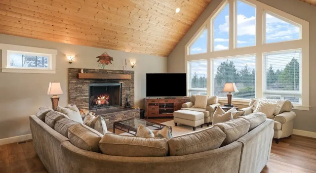 Коттедж Spacious Five Peaks Home with Soaking Tub and BBQ by RedAwning