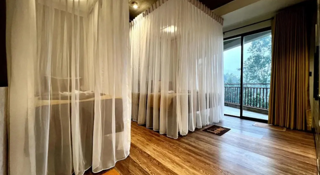 Трёхместный номер Deluxe с балконом и с видом на горы Eyeful Ella Hostel