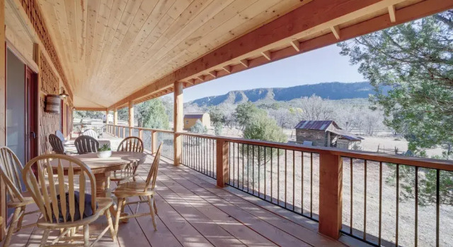 Коттедж 'lavender Lodge' Mountain-view Pine Cabin w/ Deck