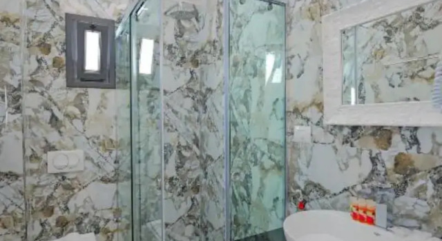 Четырёхместный номер Standard с балконом и с видом на море Hotel Iliria