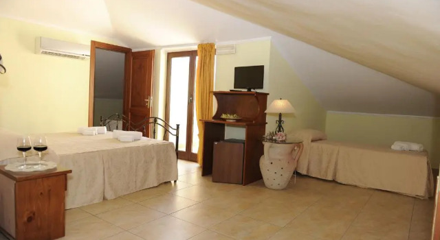 Standard Dreier Zimmer Dachboden Hotel La Cometa