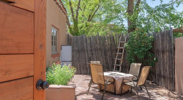 Коттедж Casa O'keeffe - Five-minute Walk to The Plaza, Quiet Neighborhood, Comfort and Convenience